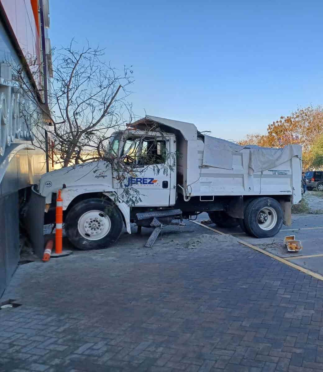 El conductor de un camión de volteo perteneciente a una empresa materialista, evitó una tragedia al estrellar su unidad sin frenos, contra las instalaciones de una paquetería en el municipio de Santa Catarina.
