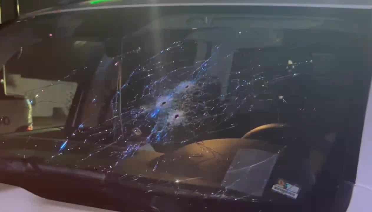 Elementos de la Policía de Proxpol de Escobedo fueron agredidos a balazos por un grupo de delincuentes, lo que inició una persecución y enfrentamiento por la Carretera a Laredo que terminó con el aseguramiento de una camioneta con armas de fuego, los presuntos lograron darse a la fuga, la madrugada de ayer en el municipio de Ciénega de Flores.