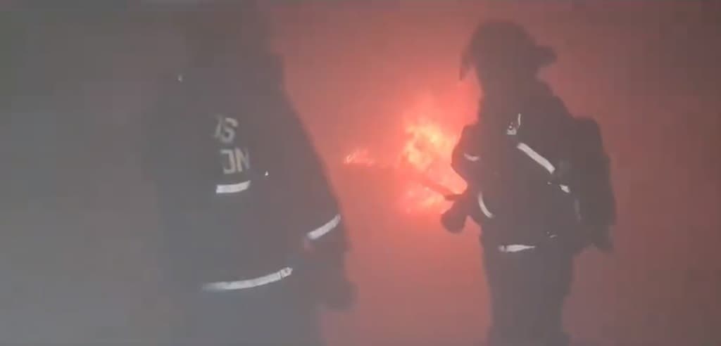 Más de 200 personas fueron evacuadas del interior de la Plaza Comercial Punto Aura ubicada al sur de la ciudad, después de registrarse el incendio de un vehículo en el sótano del lugar.