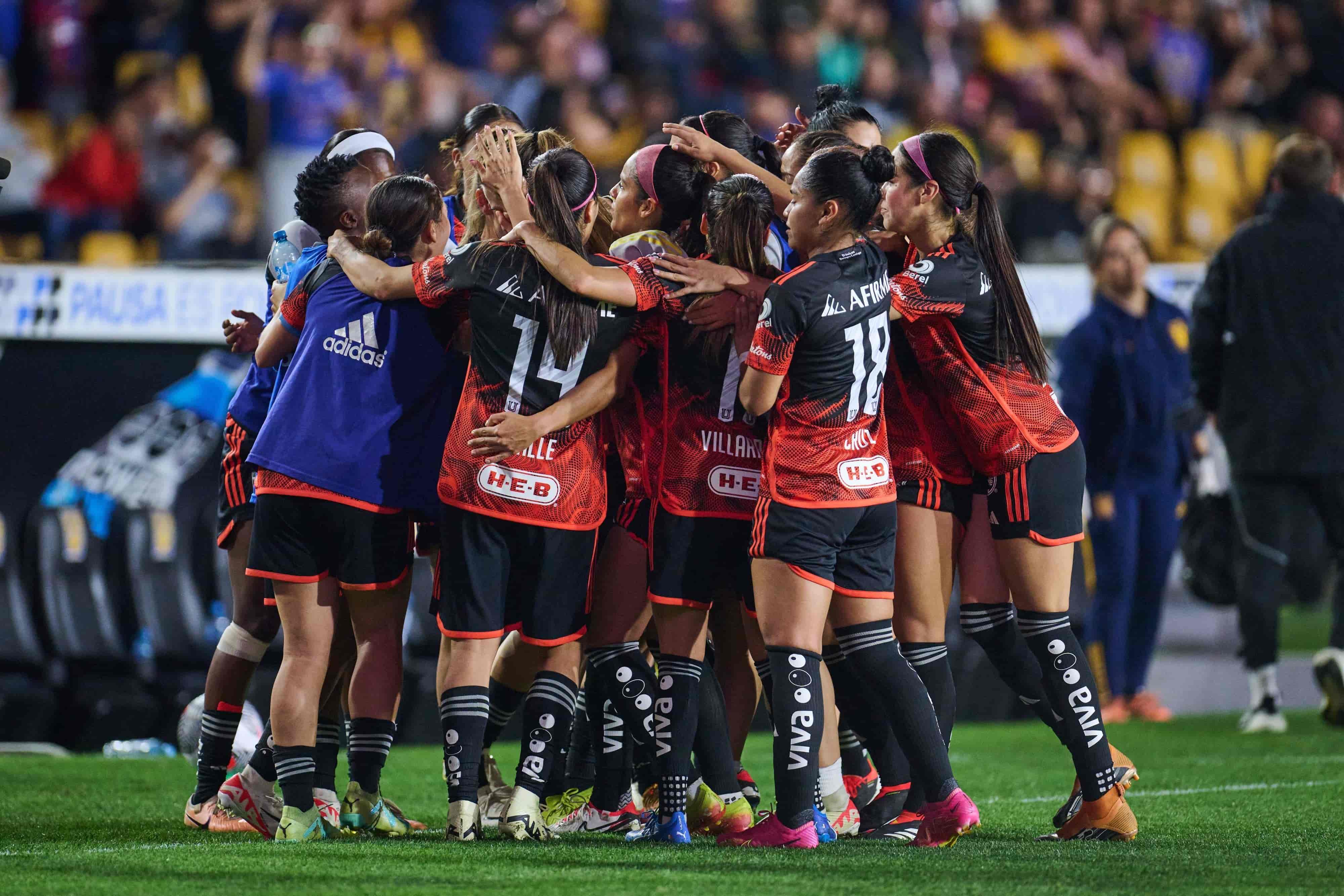 Felinas ganan de local.