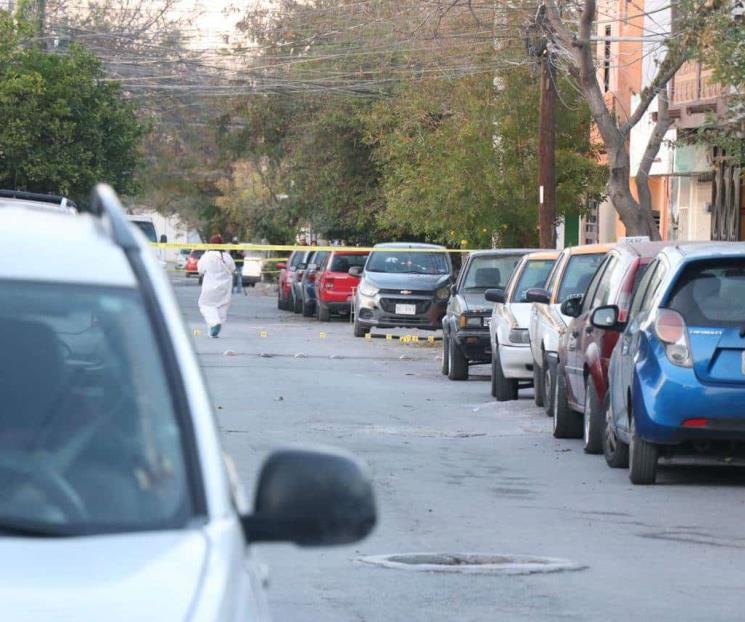 Aniquilan a conductor dentro de su vehículo