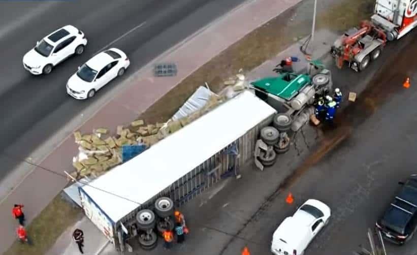 Vuelca tráiler con carga de harina de maíz en San Nicolás Vuelca tráiler con carga de harina de maíz en San Nicolás