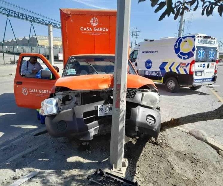 Impacta camioneta contra poste en Pesquería