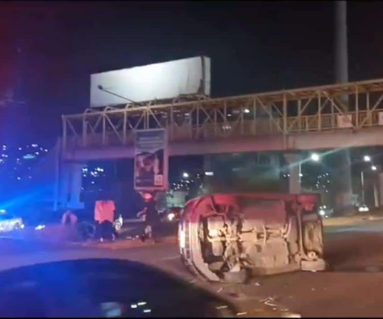 Vuelca auto en Lázaro Cárdenas, Valle Oriente