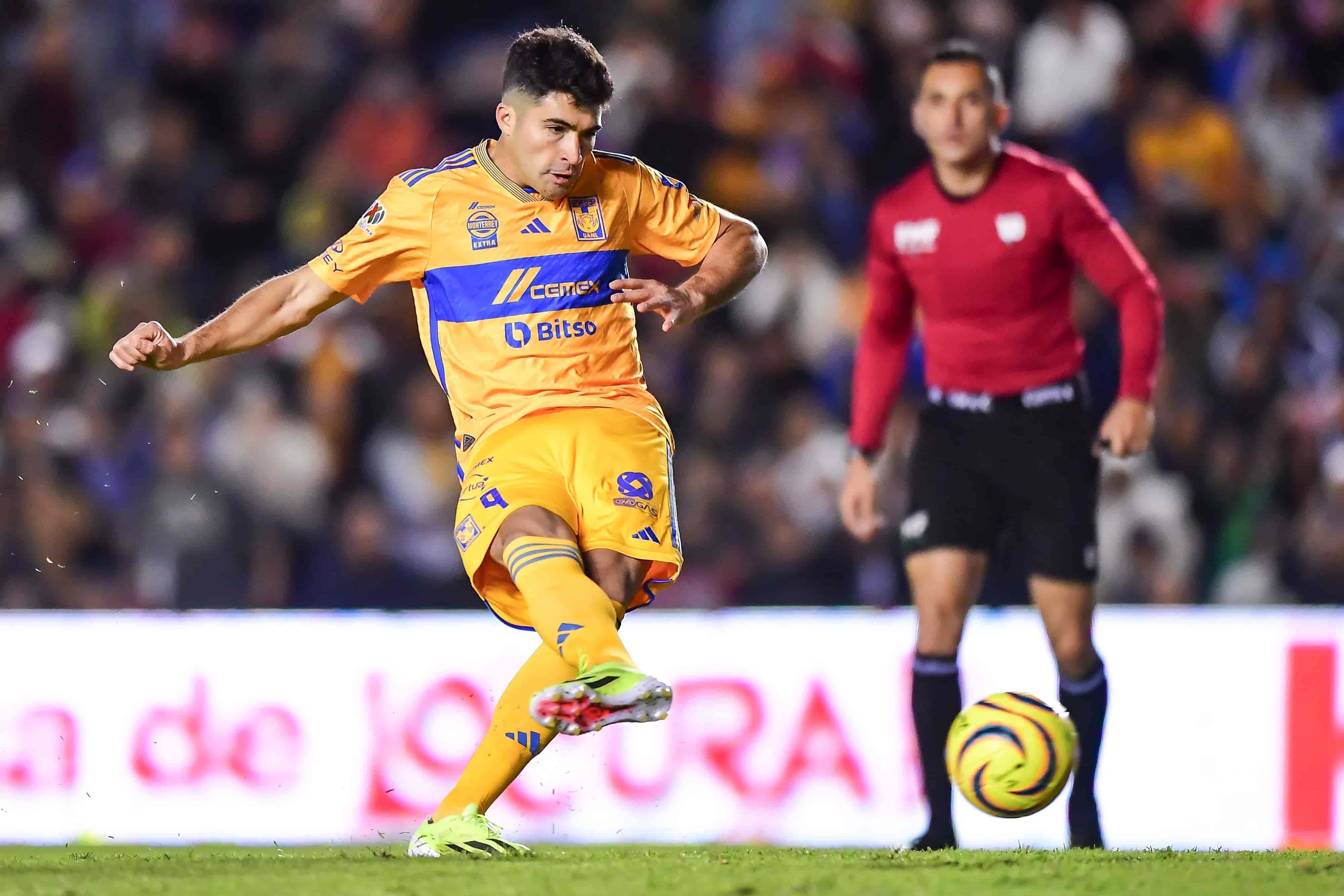 Nicolás Ibáñez falla penal.