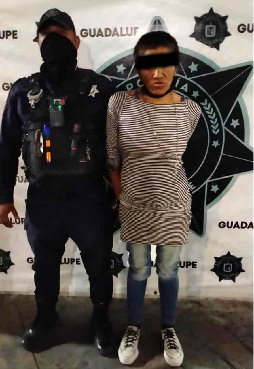 Luego de apedrear cuatro vehículos estacionados, una mujer fue detenida por elementos de Seguridad Pública de Guadalupe, la noche del domingo en la Colonia San Cristóbal, en Ciudad Guadalupe.