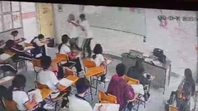 Cambian adolescentes útiles por armas en México