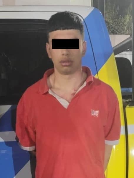 Luego de intentar correr al ver una unidad de la Policía de Monterey, un joven fue detenido por la presunta posesión de hierba verde con las características a la mariguana, en la Colonia Coyoacán.