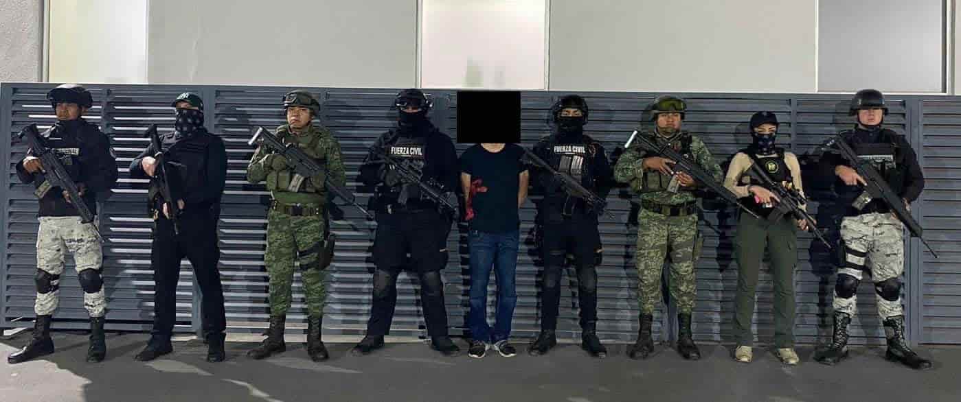 Dos hombres que viajaban en una motocicleta, uno de ellos con cinco órdenes de aprehensión vigentes por homicidio, fueron arrestados por elementos del Grupo de Coordinación para la Seguridad de Nuevo León, luego de que les encontraron droga, la tarde del sábado en el municipio de Juárez.