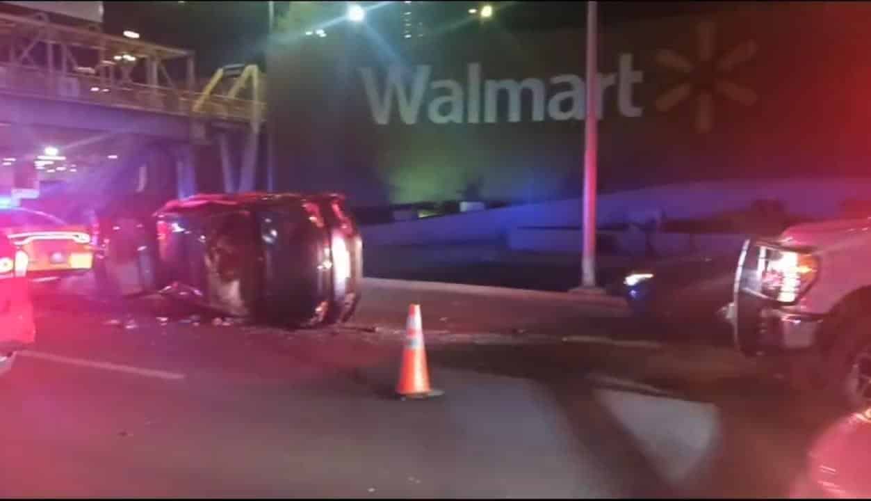 Al menos un lesionado dejó el choque entre dos autos y volcadura de uno de ellos, la madrugada de ayer en la Avenida Lázaro Cárdenas a la altura de Valle Oriente, en el municipio de Monterrey.