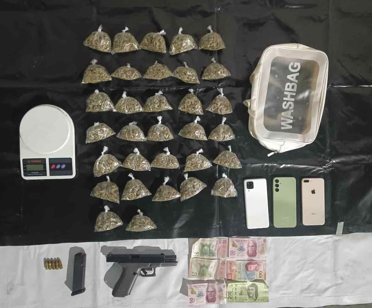 Una mujer fue detenida quien contaba con orden de aprehensión por homicidio calificado, misma que portaba un arma de fuego, dosis de marihuana, en García.