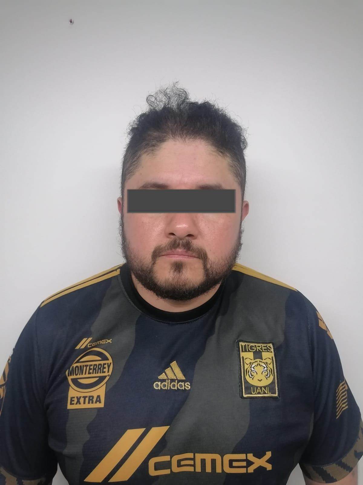 El presunto responsable de al menos cinco asaltos a joyería en la zona poniente y centro de Monterrey, fue detenido por elementos de la Agencia Estatal de Investigaciones.
