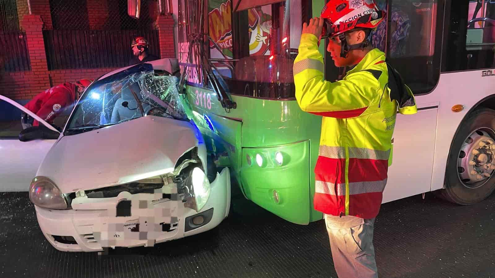 La conductora de un vehículo resultó lesionada, luego de ser embestida por un transporte urbano de la Ruta 601, ayer en el centro de la ciudad.