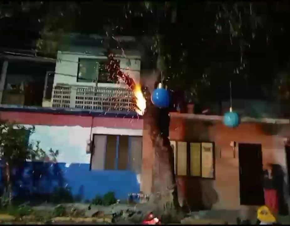 El incendio de un fresno de al menos 60 años, movilizó ayer elementos de Protección Civil y Bomberos de Nuevo León, en calles de la Colonia Nuevo Repueblo.