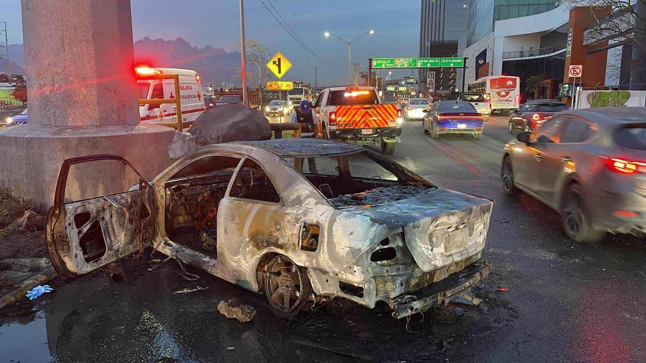 Después de estrellarse contra la base de una torre de alta tensión, un auto se incendió, alcanzando a salir de la unidad su conductor, ayer en el Bulevar Antonio L. Rodríguez cerca de su cruce con Díaz Ordaz, en la Colonia Santa María, municipio de Monterrey.