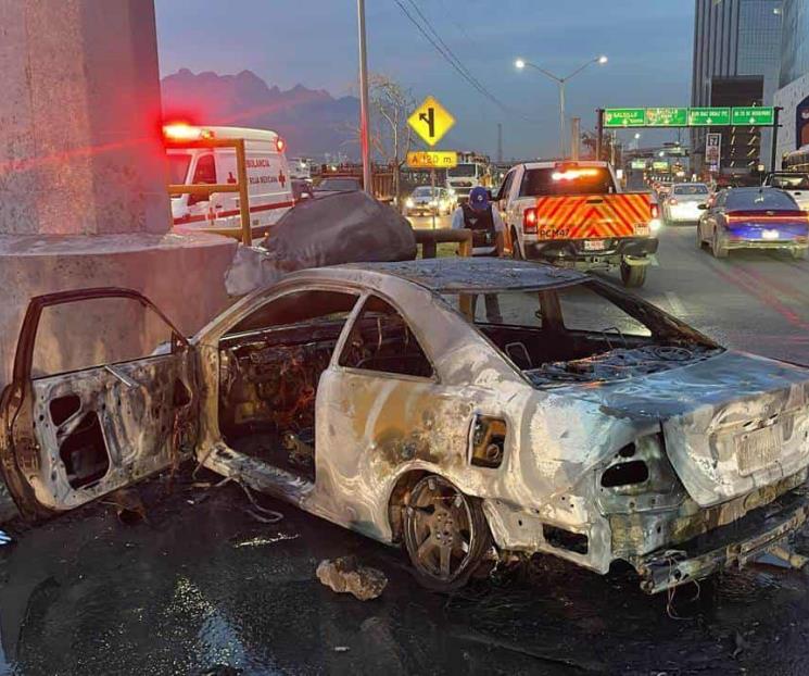Impacta torre y se incendia su auto