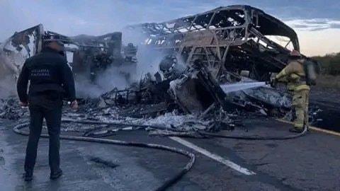 Mueren 22 personas en choque entre autobús y tráiler en Sinaloa
