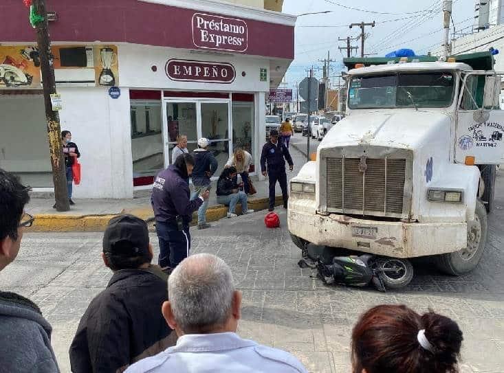 Se salva motociclista de morir aplastada