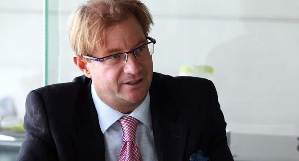 Sale Andrés Roemer de la cárcel