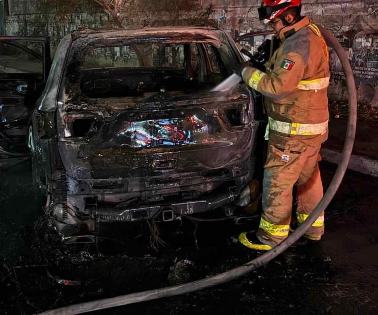 Acaba fuego con camioneta