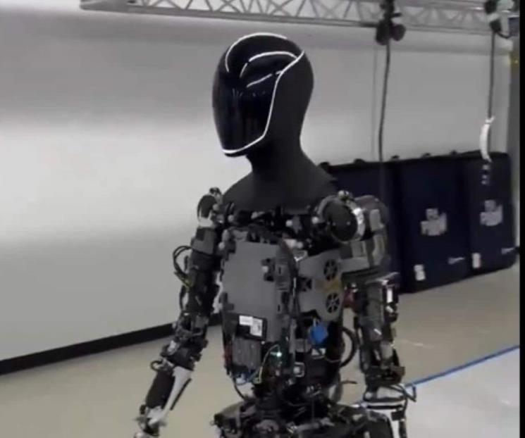 Pasea Musk con su robot Optimus, lo critican