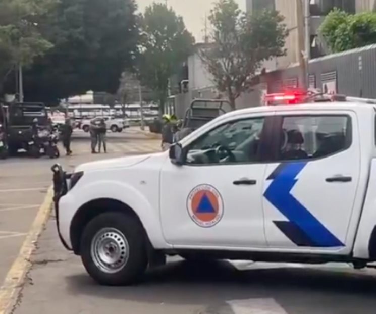 Evacuan torre de Pemex por hallazgo de granada en la CDMX Evacuan torre de Pemex por hallazgo de granada en la CDMX