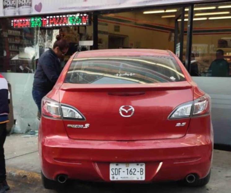 Se estrella conductora contra tienda de conveniencia