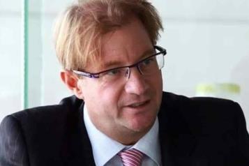 Sale Andrés Roemer de la cárcel