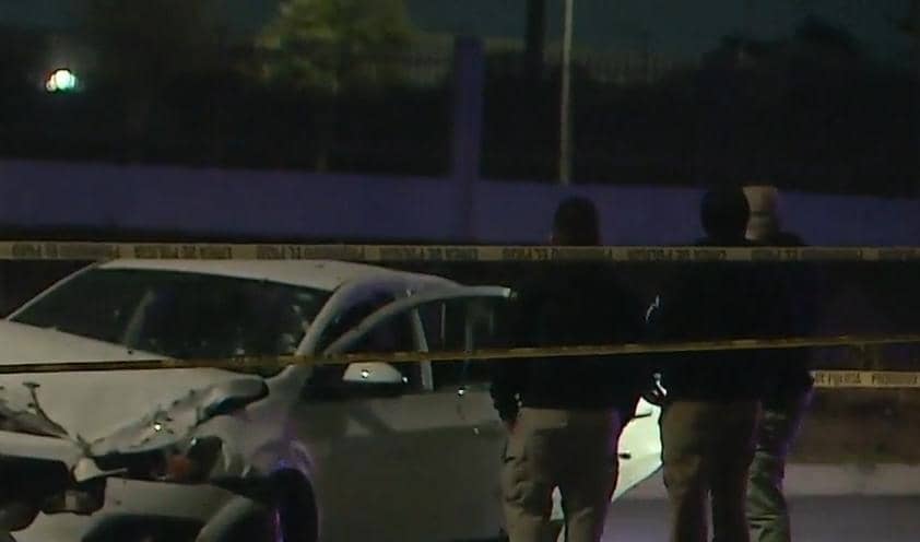 Un saldo de tres presuntos delincuentes abatidos por la policía municipal de Apodaca, dejó un enfrentamiento registrado la noche del miércoles en la Autopista al Aeropuerto, en Apodaca.