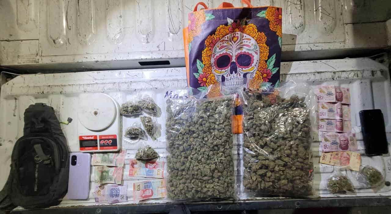 Dos hombres en auto estacionado en sentido contrario, fueron detenidos por oficiales de la Policía de Investigación de Monterrey, luego que les encontraron en su poder aproximadamente un kilo de hierba verde, con las características a la mariguana, la madrugada de ayer en la Colonia Caracol.