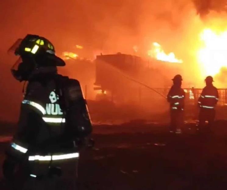Acaba incendio con nave industrial