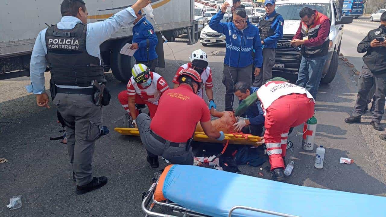 Con múltiples lesiones de arma blanca, entre otras una cerca del cuello, un hombre resultó un hombre tras ser agredido, ayer en calles de la Colonia Bella Vista, municipio de Monterrey.