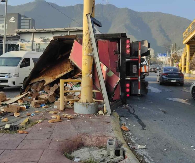 Resulta chofer herido en volcadura