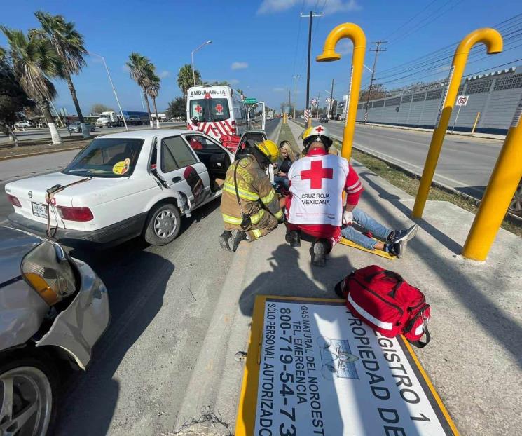 Proyecta a un auto contra tubos