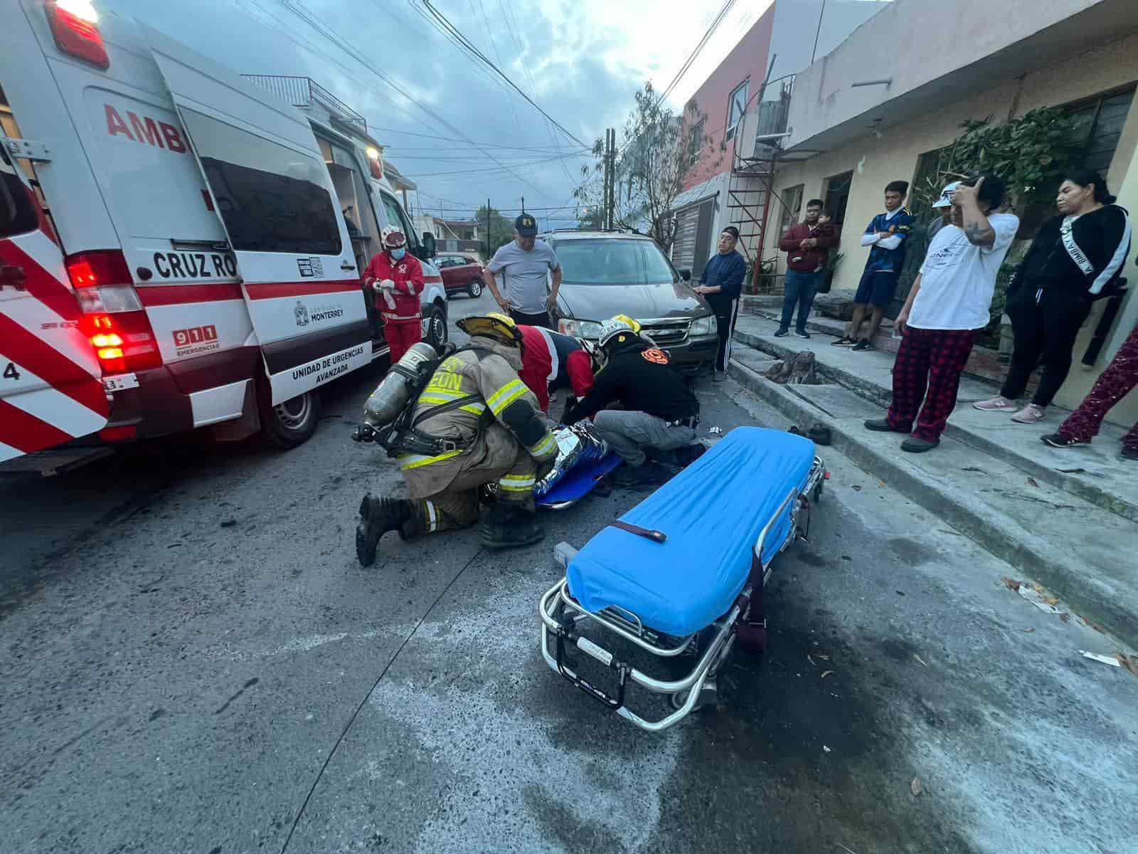 Al intentar sofocar el incendio de su camioneta con gasolina de un bidón que pensó que tenía agua, un hombre resultó con quemaduras de segundo y tercer grado, ayer en la Colonia La República, al sur de Monterrey.