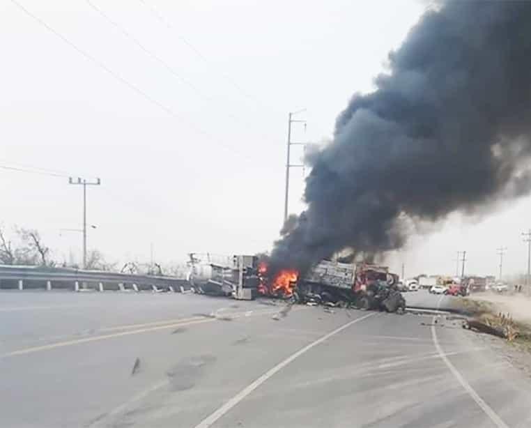 Ocasiona choque frontal incendio y caos