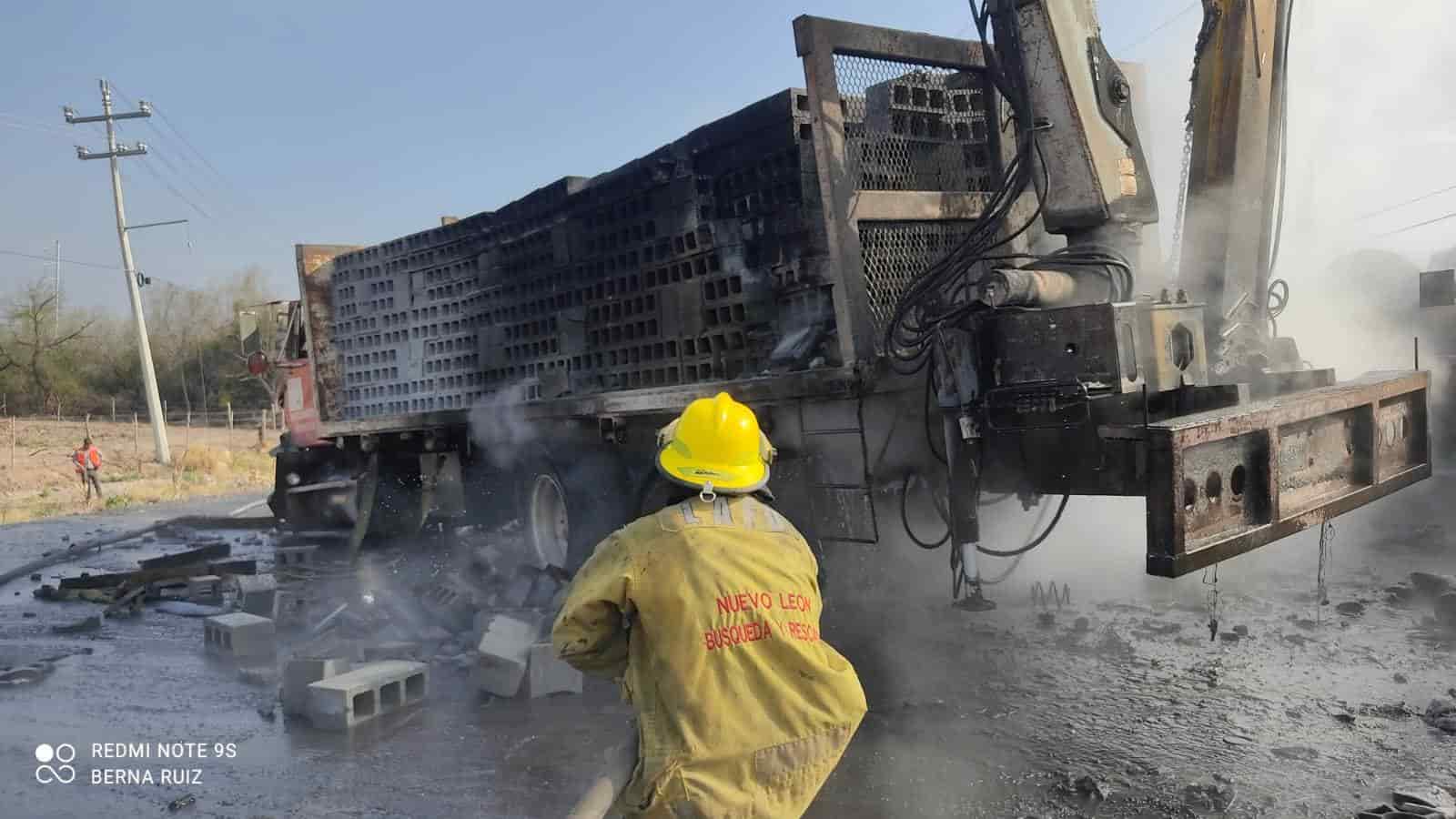 El choque frontal entre dos camiones de carga, ocasionó un incendio y llevó al cierre de la Carretera a Colombia, ayer en el municipio de Salinas Victoria.