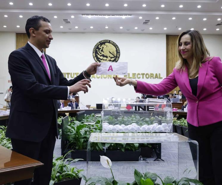 Realizan sorteo en INE para funcionarios de casilla