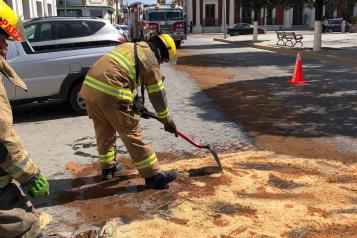 Limpian derrame de diésel y aceite