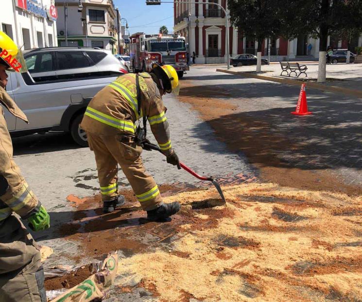 Limpian derrame de diésel y aceite Limpian derrame de diésel y aceite