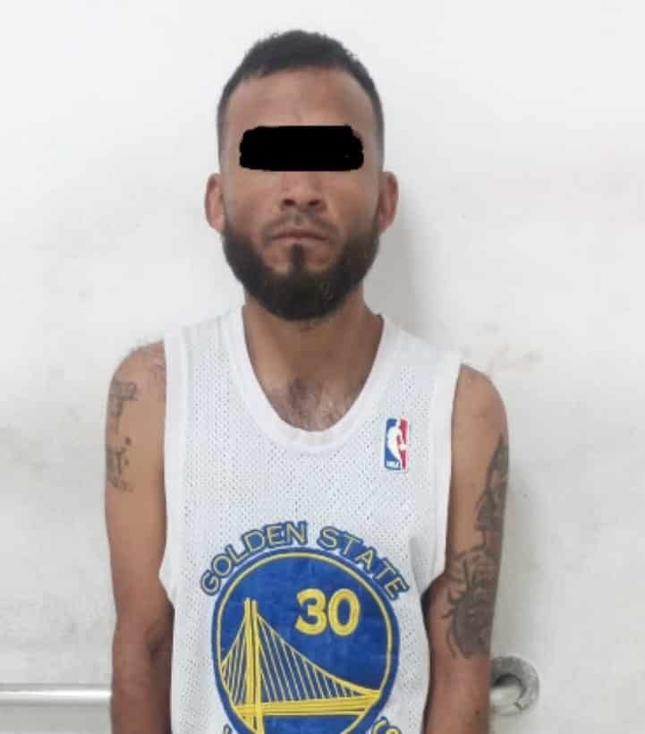 Dos hombres que portaban un arma de fuego y dosis de droga, además de viajar en un auto con placas colgadas, fueron arrestados por elementos de la policía de Proxpol Escobedo, en la Colonia Pedregal del Topo Chico.