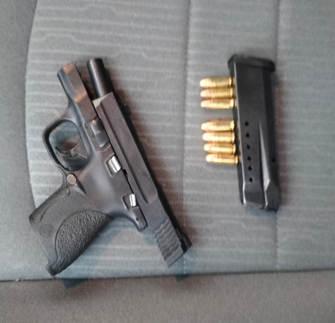 Dos menores de edad fueron detenidos por oficiales de la Policía de Monterrey, luego de que presuntamente asaltaran con arma de fuego a un estudiante de la Preparatoria número 9 de la UANL, despojándolo de su teléfono celular, en la Colonia Morelos.