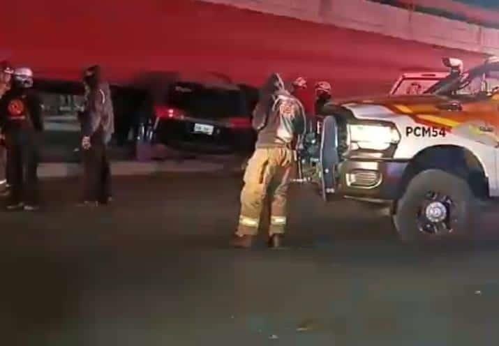 Conductor resulta lesionado al estrellarse contra puente