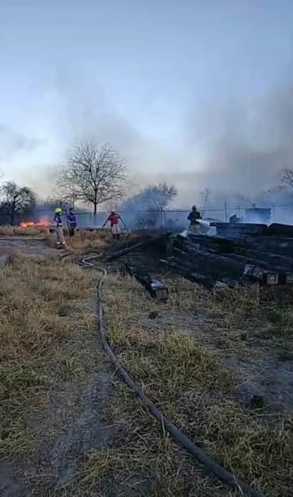 Evitan que fuego llegue a bodegas