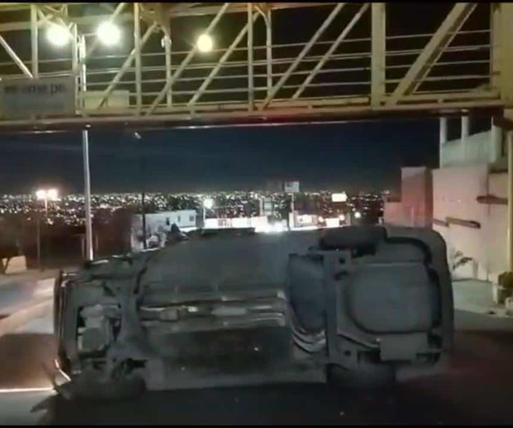 Vuelca conductor en Paseo de Los Leones