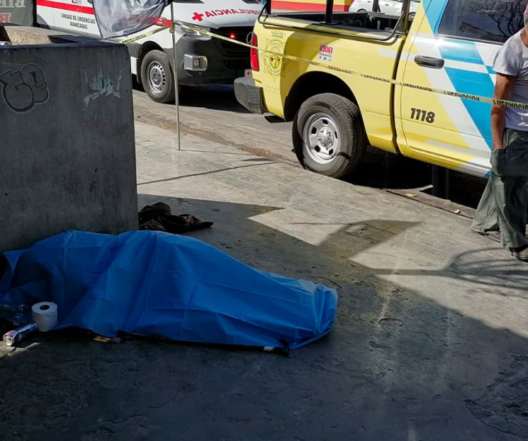 Fallece hombre mientras esperaba transporte urbano