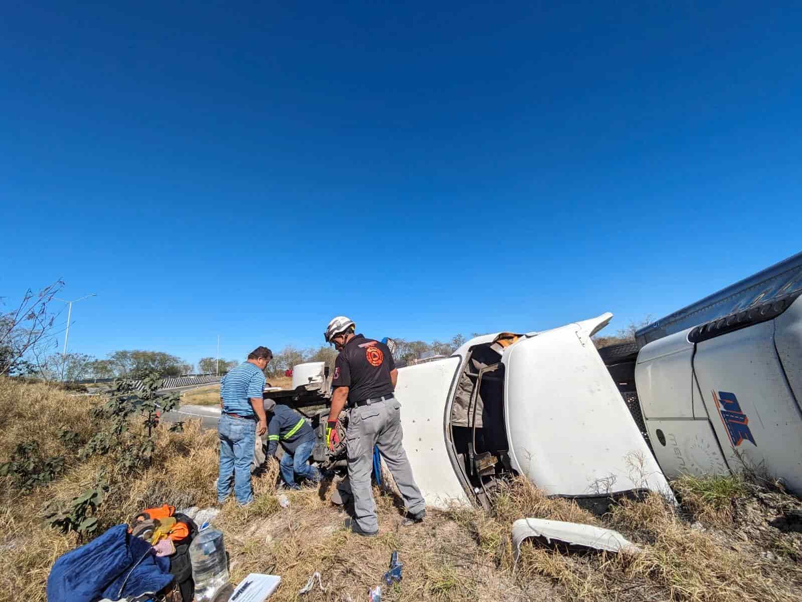 El aparente exceso de velocidad hizo que un tractocamión se saliera del Anillo Periférico y terminara volcado a un costado de la carpeta asfáltica, esta mañana en el municipio de Juárez.