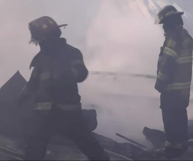 Siguen bomberos en zona de macroincendio