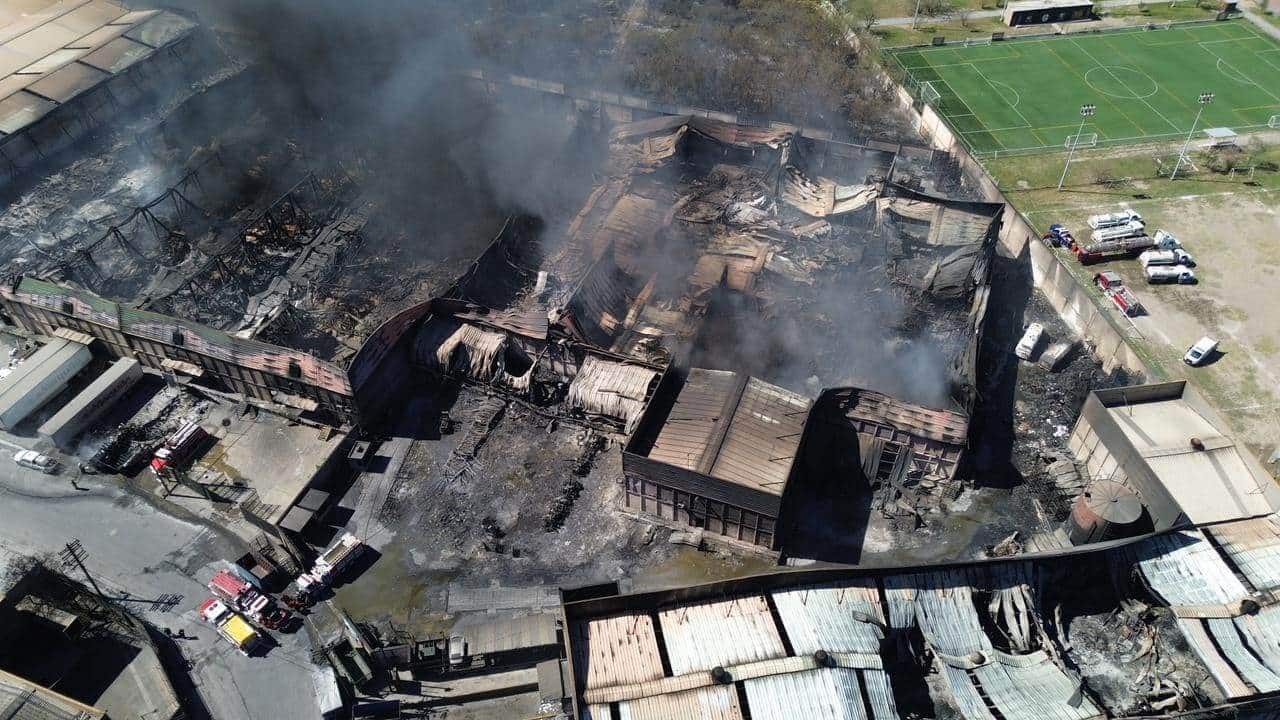 A 72 horas del macro incendio que terminó con nueve bodegas de una empresa de plásticos en San Nicolás, personal de bomberos y Protección Civil del Estado, continúan trabajado realizando labores de rescoldeo.