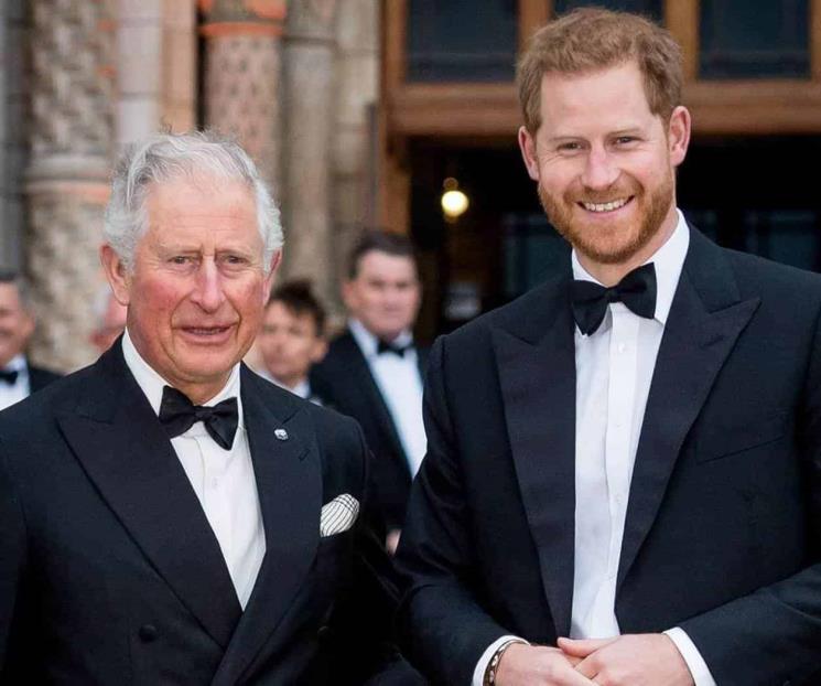 Llega Harry a Londres para visitar a Carlos III tras diagnóstico